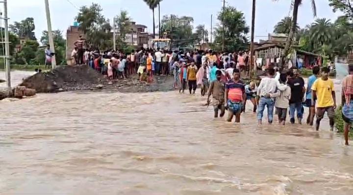 साहिबगंज:उफान मारती गंगा के साथ परेशानी बढ़ा रहा पहाड़ों से उतरनेवाला पानी, जान जोखिम में डालकर स्कूली बच्चे पार कर रहे डायवर्सन