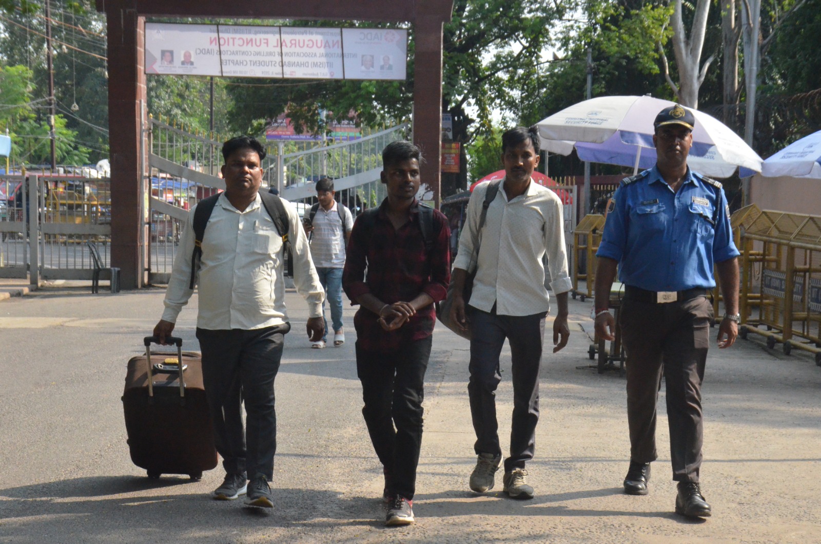 इस मजदूर पिता को सलाम : पढ़िए -झंझावातों से लड़ IIT (ISM) पंहुचा यह जुझारू छात्र क्या कह रहा !