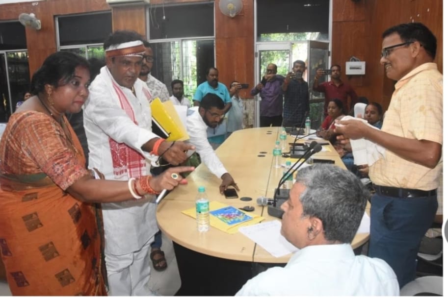 जिला परिषद् अध्यक्ष महोदया ! भरी सदन में घूस और कमिशन की चर्चा पर आप चुप क्यों ?