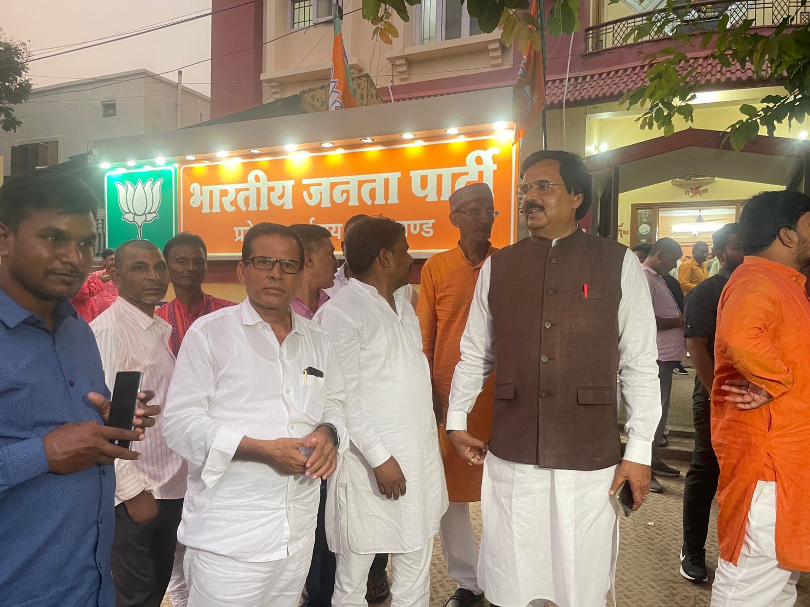 विश्रामपुर सीट से रामचंद्र चंद्रवंशी का शुरू हुआ विरोध, प्रदेश कार्यालय पहुंचकर दूसरे प्रत्याशी को टिकट देने की उठी मांग