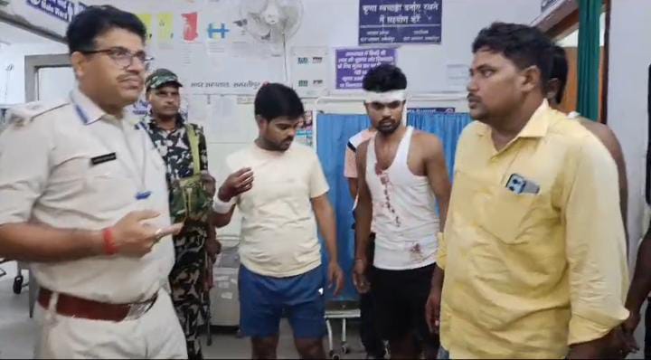 Bihar News:कोर्ट के निर्गत ऑर्डर पर गिरफ्तार करने पुलिस टीम पर वारंटी के परिवार ने किया हमला,कई पुलिस कर्मी घायल, पढ़ें पूरा मामला