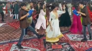 Viral Video: जब गरबा डांस करते-करते लड़का कर रहा था पढ़ाई तो लोग बोले-पढ़ने वाला कहीं भी पढ़ लेता है! 