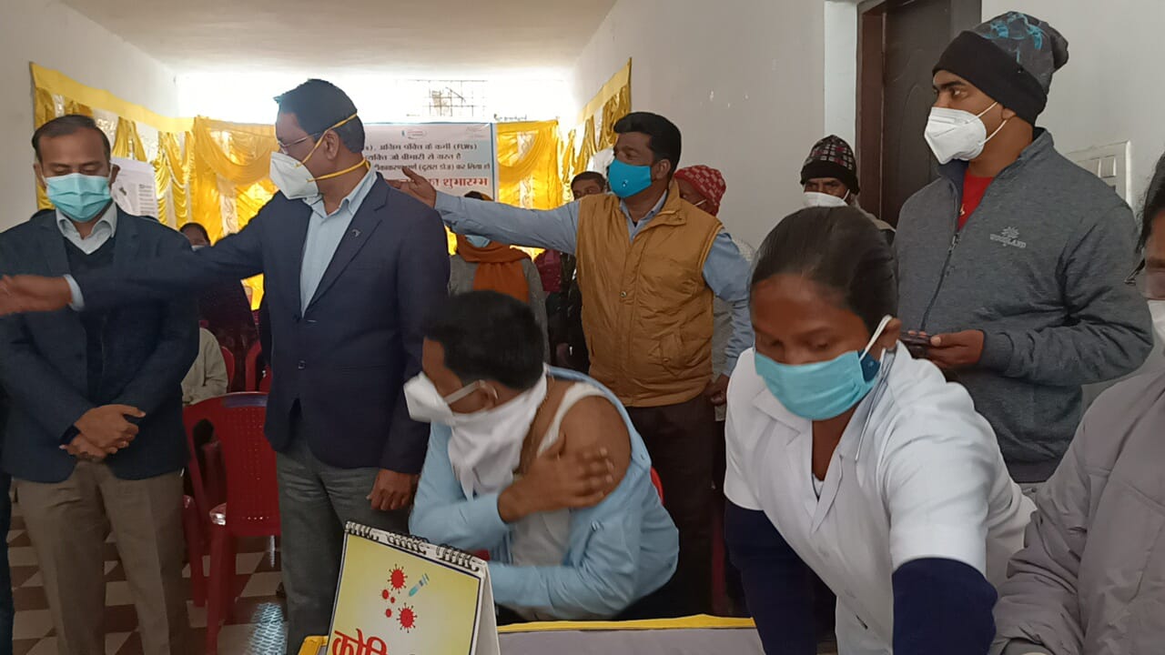 GOOD NEWS : कोरोना संक्रमण को लेकर लोग सर्तक, सामने से आकर ले रहें बूस्टर डोज