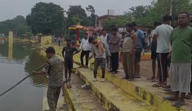 दुमका: खूंटाबांध तालाब में डूबने से एक व्यक्ति की हुई मौत, कड़ी मशक्कत के बाद शव को निकाल गया बाहर