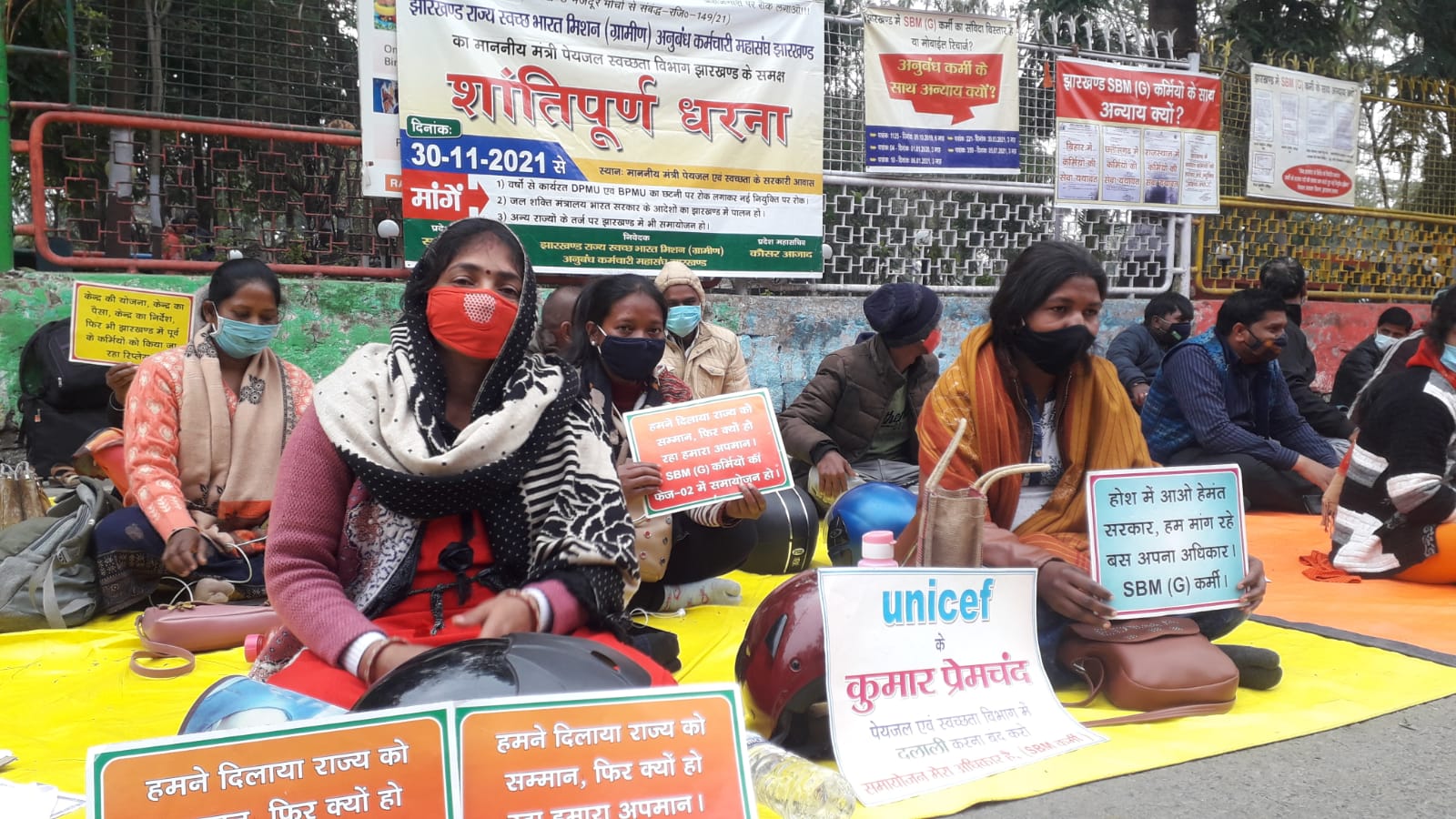 भारत मिशन कर्मियों का धरना 42वे दिन भी जारी, कल से आमरण अनशन पर बैठेंगे अनुबंधकर्मी