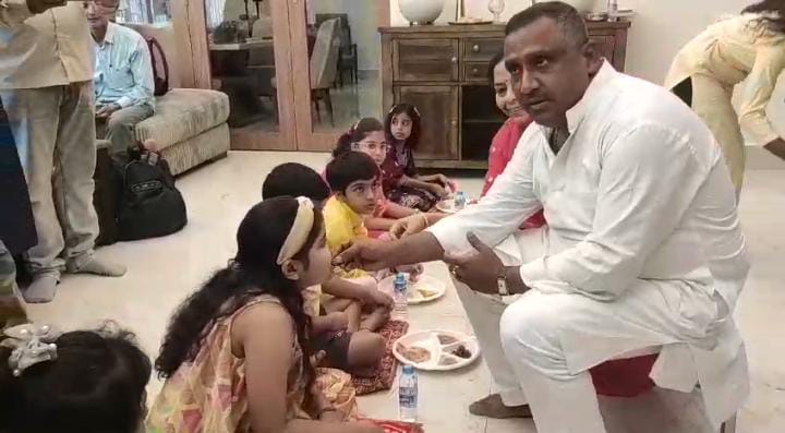 लौहनगरी में महानवमी की धूम, मंत्री बन्ना गुप्ता ने पत्नी के साथ किया कन्या पूजन