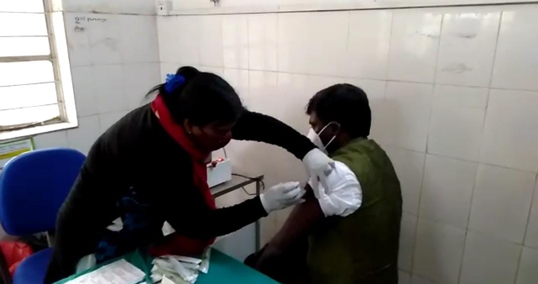 देवघर डीसी ने लिया कोरोना का बूस्टर डोज़, जिलावासियों से की कोरोना गाइडलाइन  पालन करने की अपील