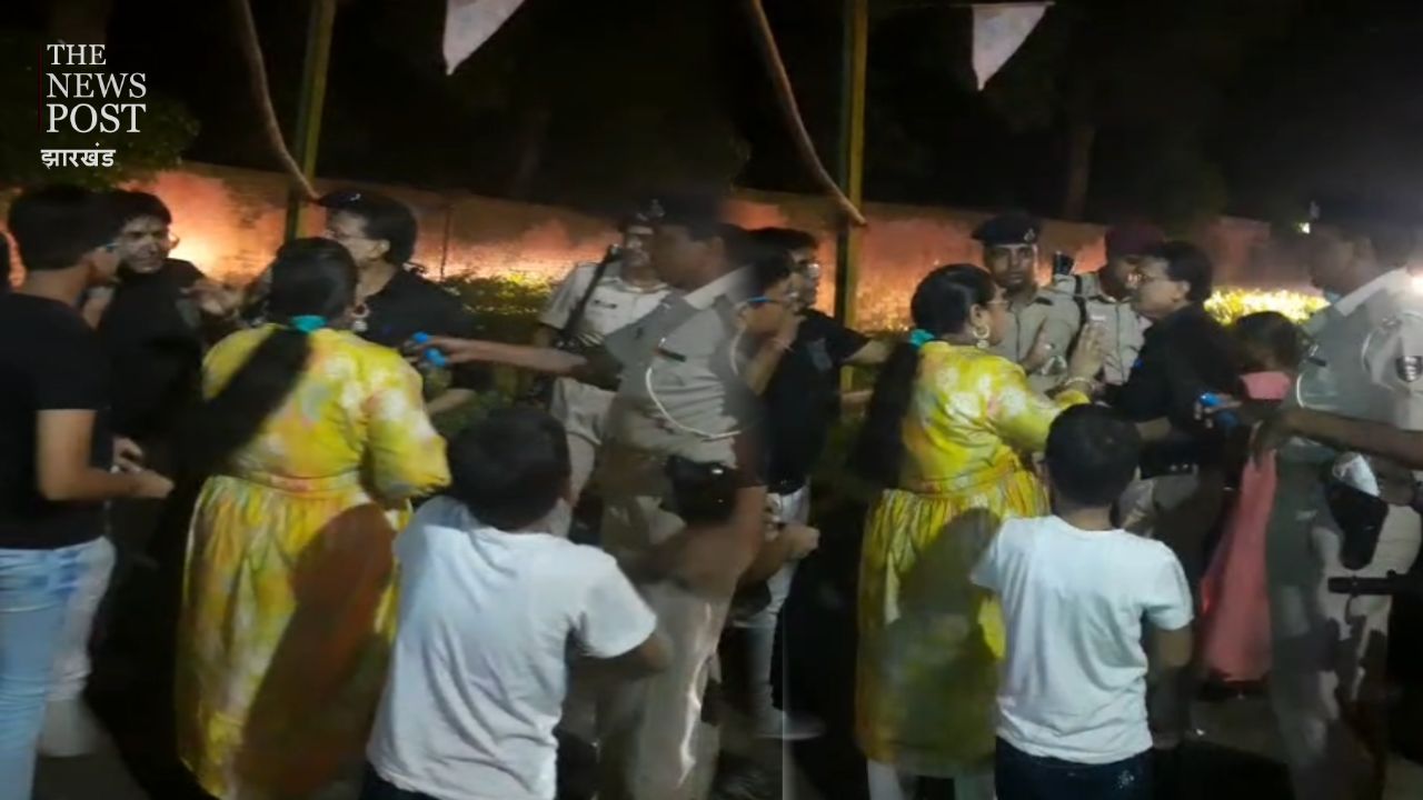 परिवार के साथ बीजेपी MLC का भतीजा निकला था मेला घूमने, एसपी ने जड़ दी थप्पड़, देखिए वीडियो