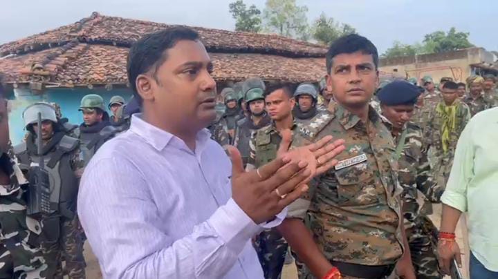 गढ़वा में प्रतिमा विसर्जन का मामला पकड़ा तूल, आक्रोशित भीड़ ने तोड़ा बैरेकीटिंग, पुलिस ने की लाठीचार्ज, छोड़े गये आंसू गैस के गोले