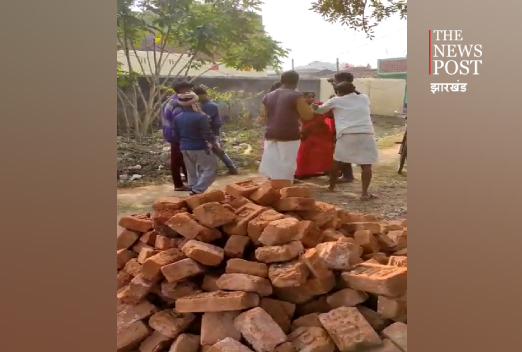 कार्डधारी ने मांगा अनाज तो पीडीएस डीलर ने की लात घूसों की बौछार, वीडियो हुआ वायरल