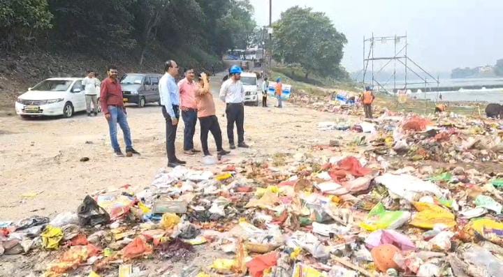 जमशेदपुर: मां दुर्गा की विसर्जन के बाद नदियों की सफाई को लेकर प्रशासन अलर्ट, युद्ध स्तर पर हो रही है साफ सफाई