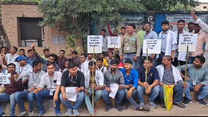 आफत में मरीज! एक तरफ एम्बुलेंस कर्मियों की तो दूसरी तरफ आंगनबाड़ी सेविकाओं का हड़ताल शुरु, पढ़ें क्या है इनकी मांग