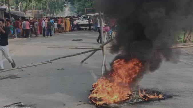 तेज रफ्तार हाइवा की चपेट में आने से एक व्यक्ति की मौत, आक्रोशित ग्रामीणों ने किया सड़क जाम