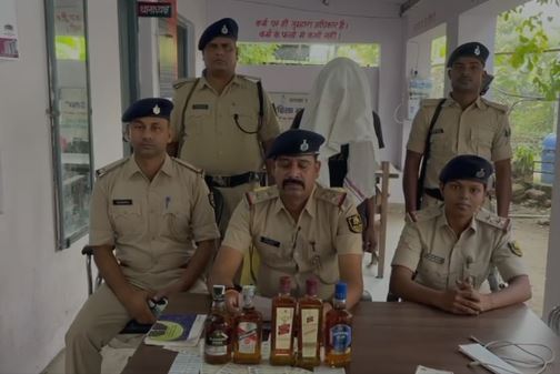 पटना पुलिस की बड़ी कार्रवाई, भारी मात्रा में अंग्रेजी शराब से भरी वैन को किया जब्त, एक गिरफ्तार