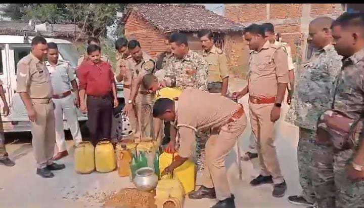 झारखंड विधानसभा चुनाव को लेकर गढ़वा पुलिस सख्त, अवैध शराब के खिलाफ छापेमारी में सैकड़ों लीटर शराब किया नष्ट