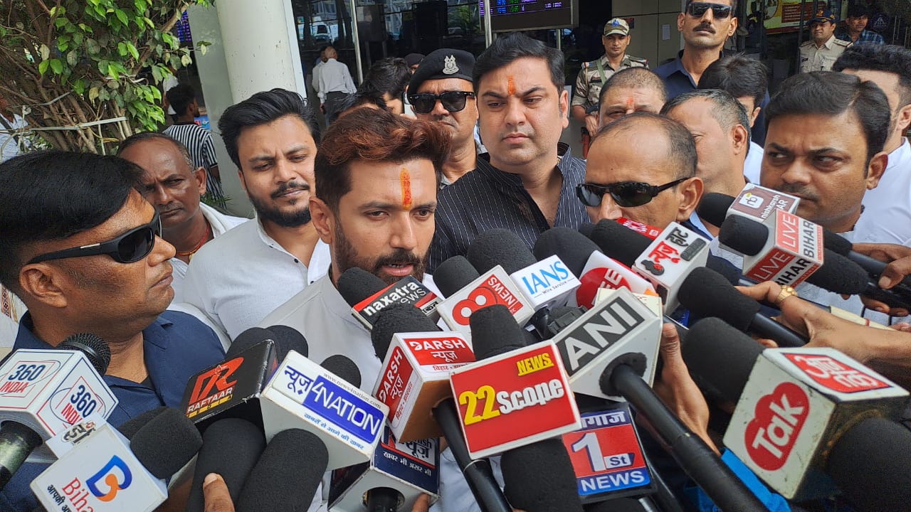 Bihar: जहरीली शराब से मौत मामले पर चिराग पासवान का बयान आया सामने, कहा- सरकार कार्रवाई कर रही है किसी को नहीं छोड़ा जायेगा