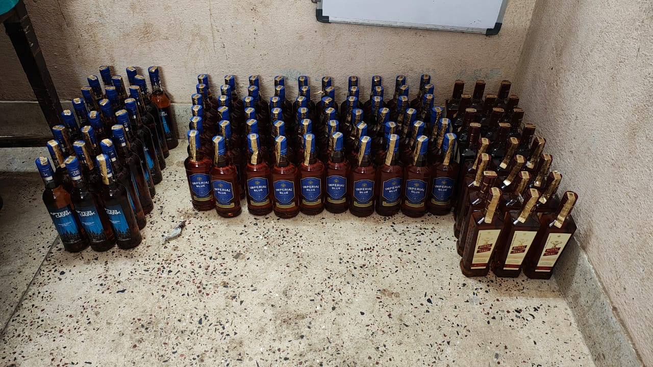 दुमका: टाटा सुमो में लेकर जा रहा था अंग्रेजी शराब, दो व्यक्ति गिरफ्तार 