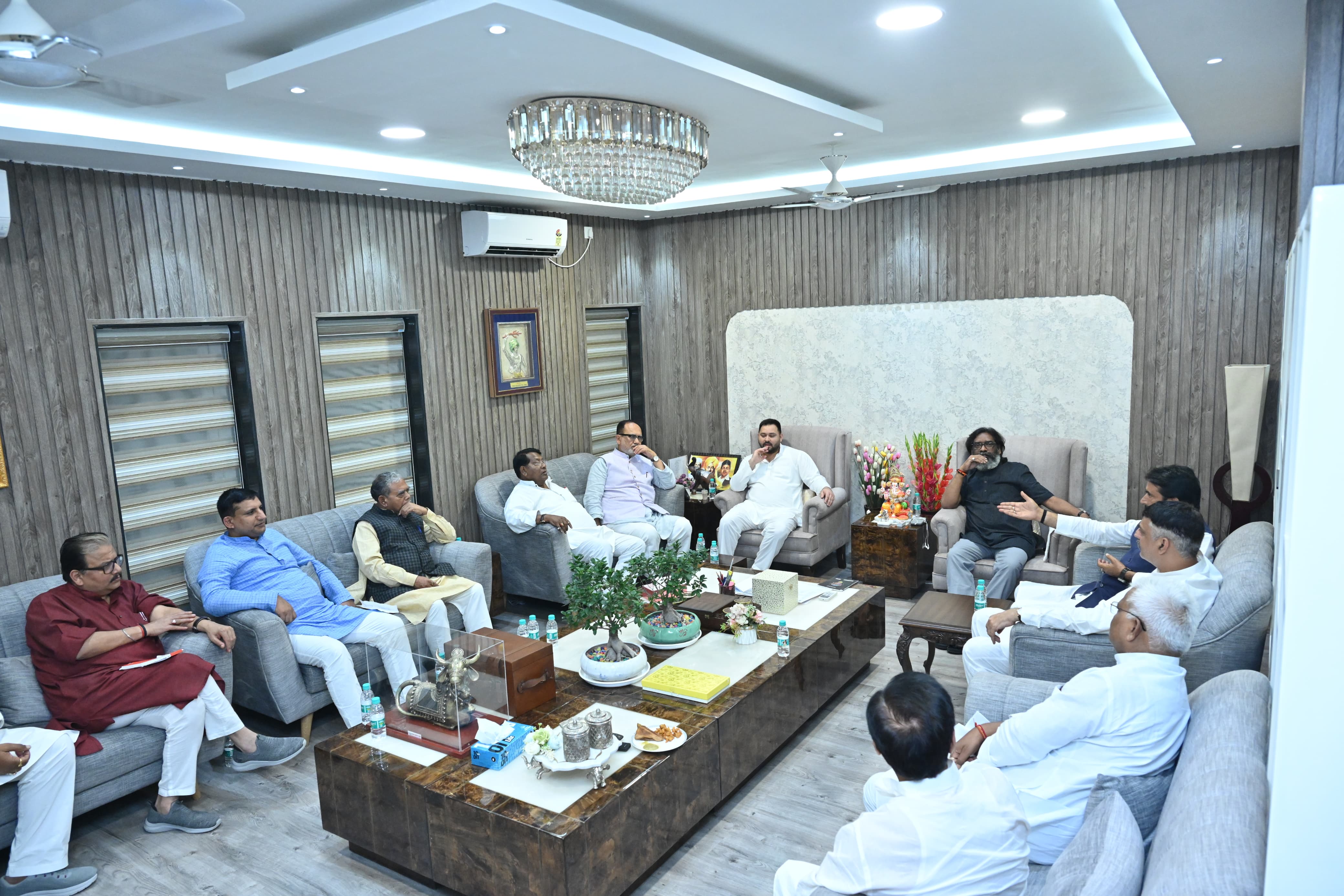 झारखंड विधानसभा चुनाव 2024: भाजपा की सूची जारी लेकिन इंडी गठबंधन में नहीं थम रहा घमासान, जानिए क्या होगा आगे