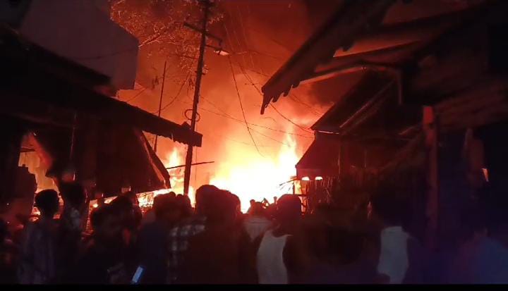 दुमका: तीर्थ नगरी बाबा बासुकीनाथ धाम में आग ने मचाई तबाही, दुकानें जलकर हुई राख