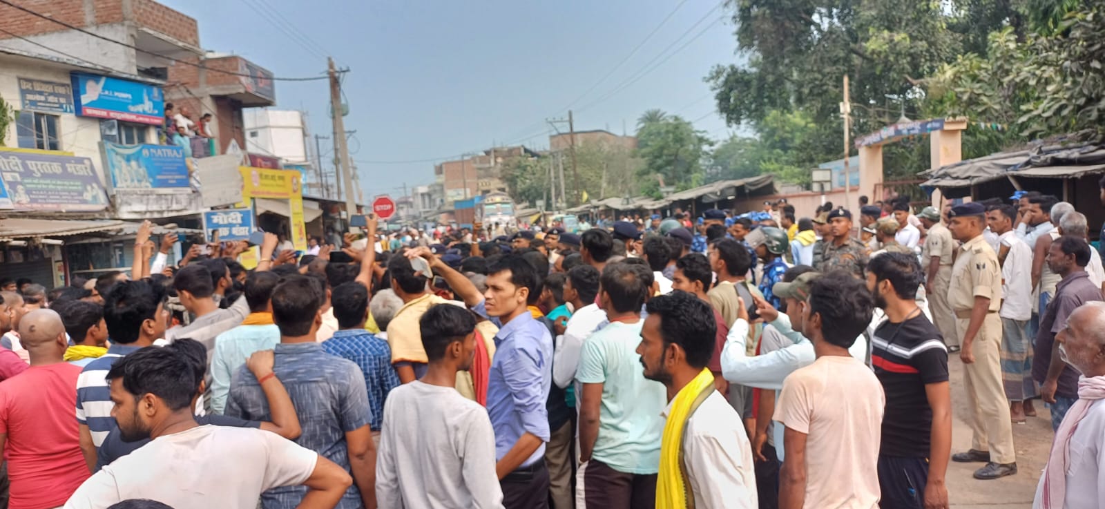 भागलपुर में असामाजिक तत्वों ने मूर्ति को किया क्षतिग्रस्त, गुस्साए लोगों ने कियाआगजनी, गिरफ्तारी की मांग को लेकर सड़क पर उतरे