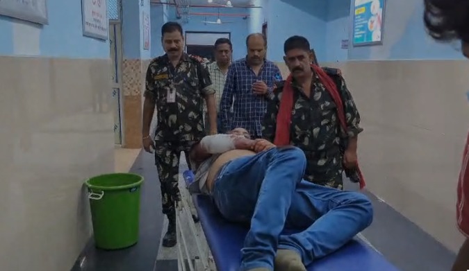 बेखौफ अपराधियों ने चलती ट्रेन में लूटपाट की घटना को दिया अंजाम, विरोध करने पर एक यात्री को मारी गोली 