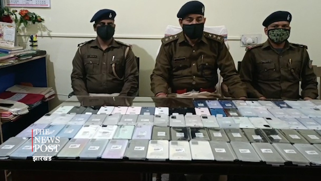 पुलिस को मिली कामयाबी, चोर के घर से 50 लाख रुपए के 90 मोबाइल किए बरामद
