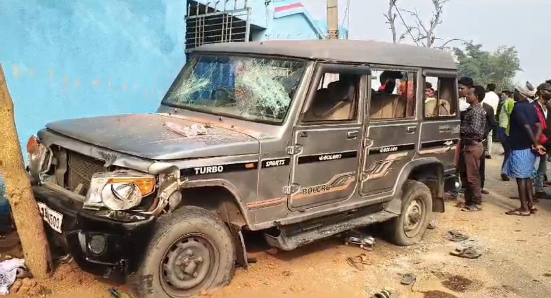 रामगढ़ में दर्दनाक हादसा : सड़क किनारे सोहराय पर्व मना रहे लोगों को बेकाबू बोलेरो ने रौंदा, 4 की मौत, 20 घायल, मचा कोहराम