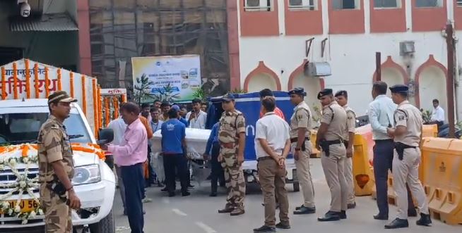 तिरंगे में लिपटे शारदा सिन्हा का पार्थिव शरीर पहुंचा पटना, कल गुलाबी घाट पर होगा अंतिम संस्कार