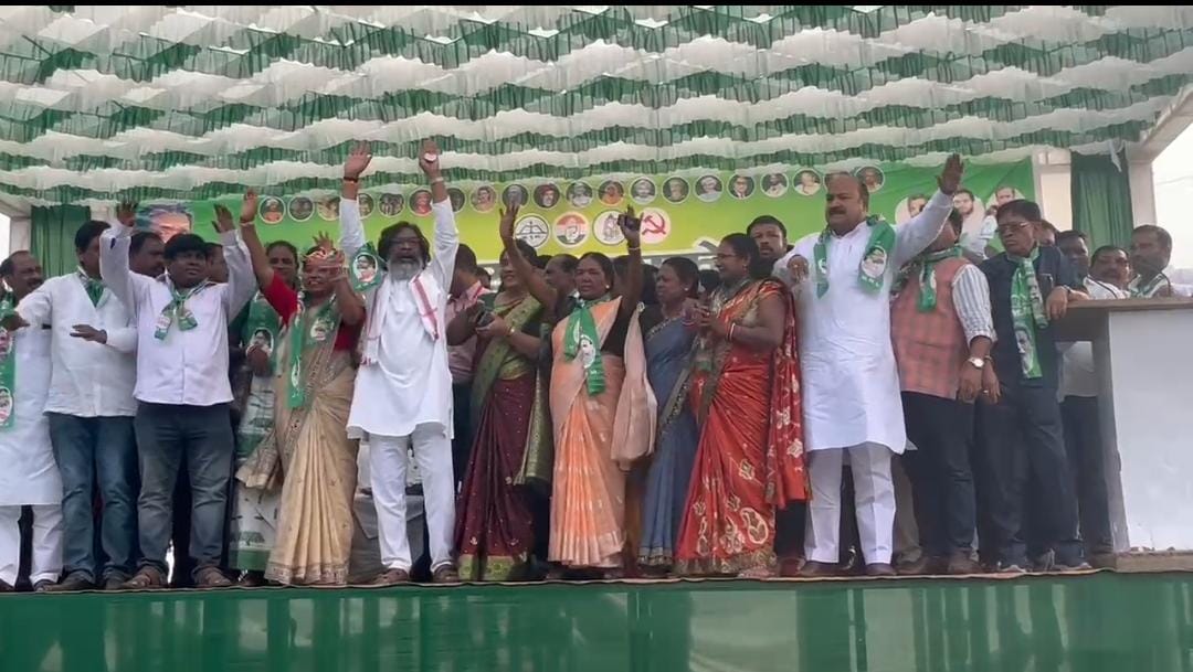 सरायकेला: मुख्यमंत्री हेमंत सोरेन पहुंचे कांड्रा, चुनावी सभा में 500 से अधिक महिलाओं ने थामा झामुमो का दामन