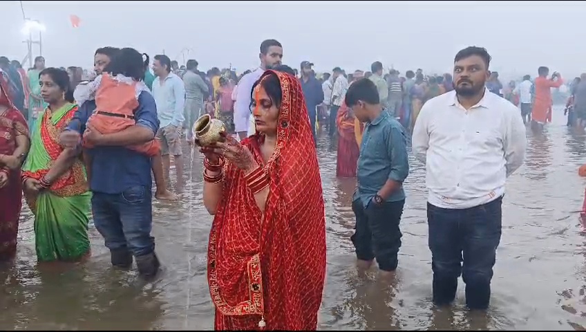 Chhath Puja 2024: उदीयमान सूर्य को अर्घ देने के बाद 4 दिवसीय छठ पर्व का हुआ समापन
