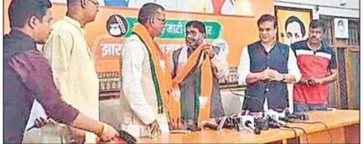 धनबाद में राजनीति के रोचक रंग : पिता को टिकट नहीं मिला तो झामुमो में गए, बेटे को नहीं मिला तो भाजपा के साथ हुए 