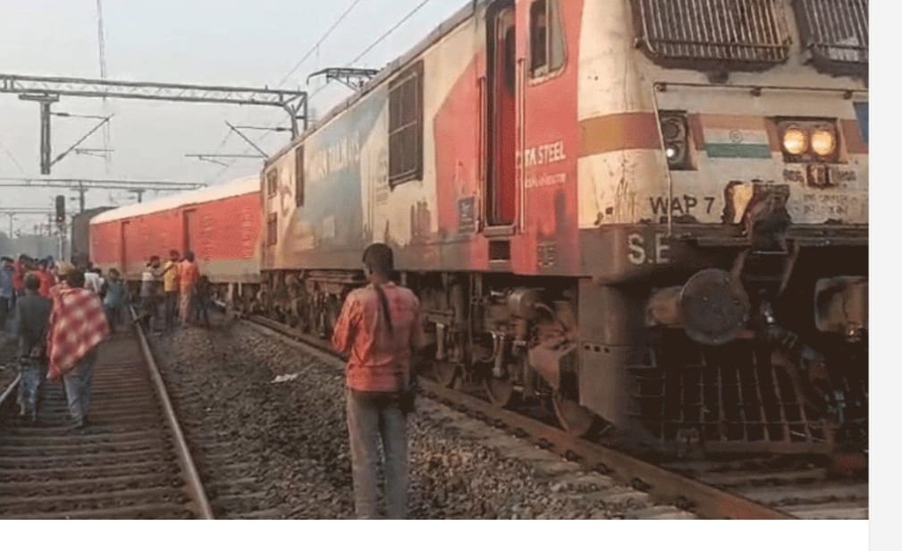 हावड़ा में ट्रेन हादसा : ट्रेन की गति धीमी थी ,नहीं तो हो जाती बड़ी दुर्घटना 