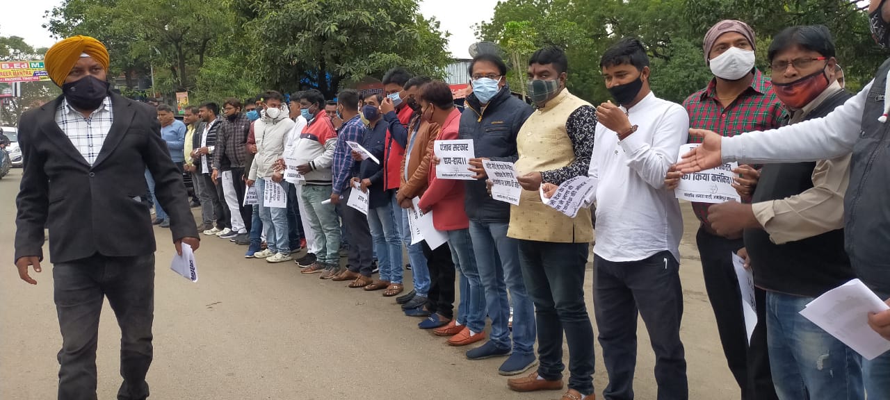 पीएम की सुरक्षा में चूक के विरोध में भाजपाई भूले कोरोना गाईडलाईंस, मानवश्रृंखला बनाकर उड़ाई सोशल डिस्टेंसिंग की धज्जियां