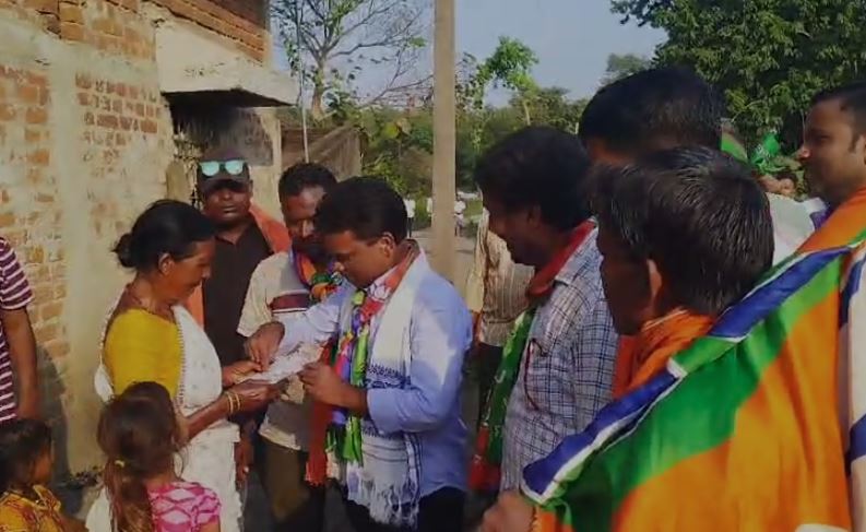 जमशेदपुर में आजसू प्रत्याशी रामचंद्र साहिश ने चलाया जनसंपर्क अभियान, कहा-हेमंत सरकार को उखाड़ फेंकेगी जनता