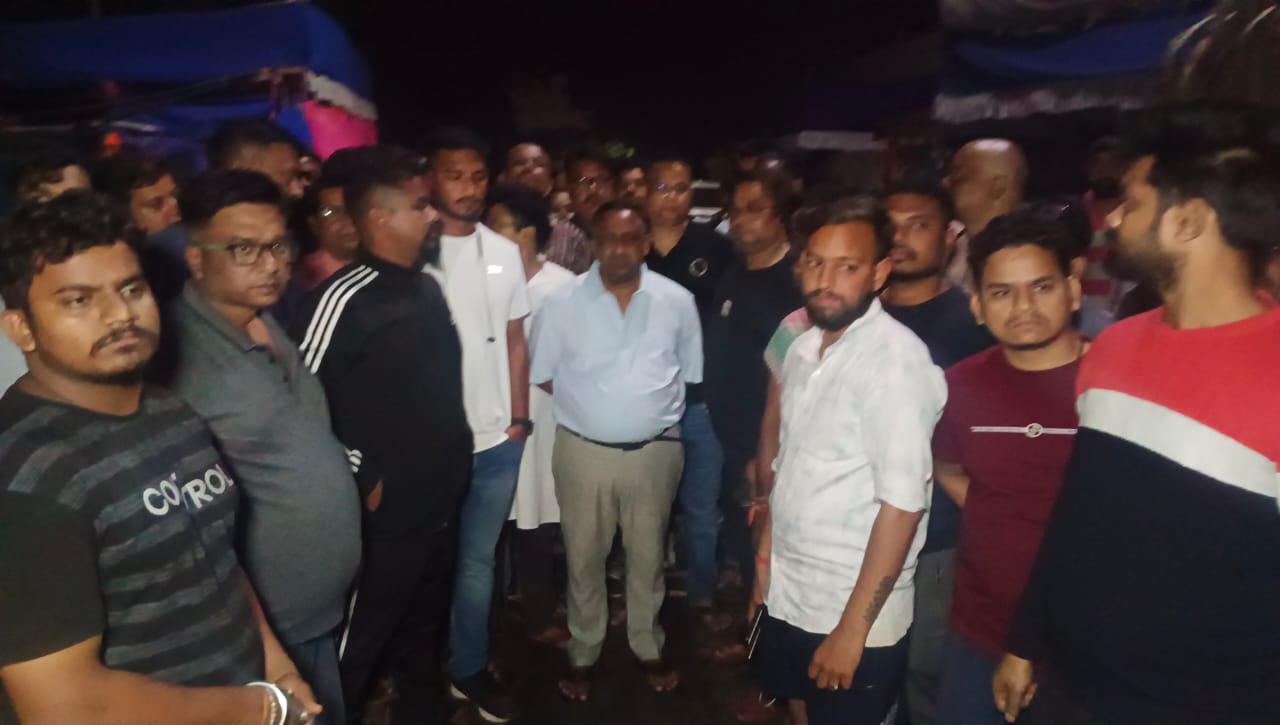 जमशेदपुर में शॉर्ट सर्किट से आठ दुकानें जलकर राख, मंत्री ने मुआवजा दिलवाने का दिया आश्वासन