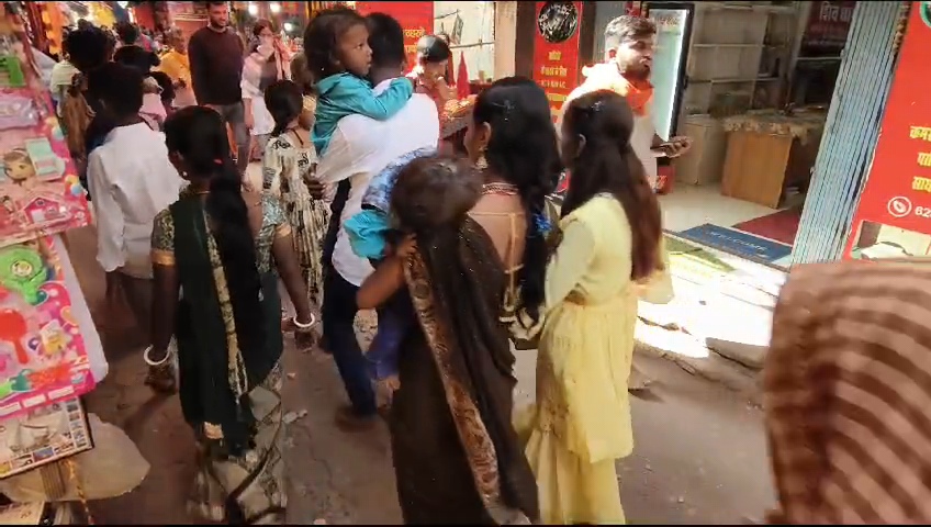 देवघर: मानसिंघी से बाबा मंदिर जाने वाला फुट ओवरब्रिज का प्लास्टर गिरा,एक घायल, हर रोज नीचे से गुजरते हैं हज़ारों श्रद्धालु 