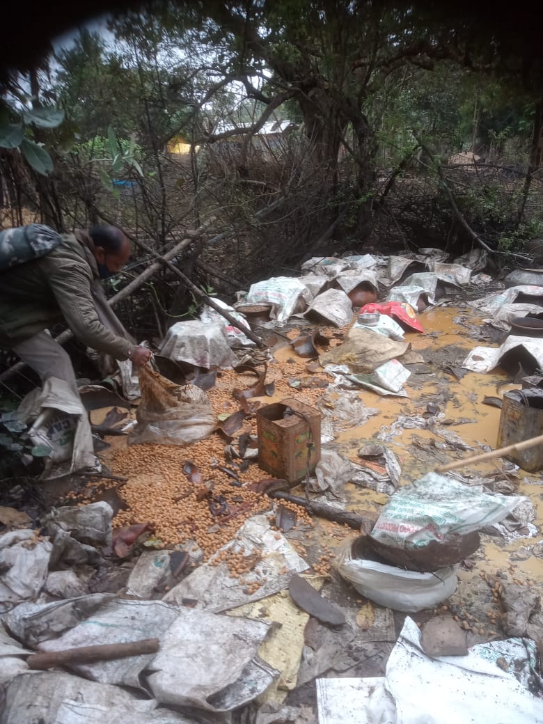 उत्पाद विभाग ने छापेमारी कर अवैध शराब अड्डे को किया ध्वस्त, काफी मात्रा में शराब बनाने की सामग्री बरामद