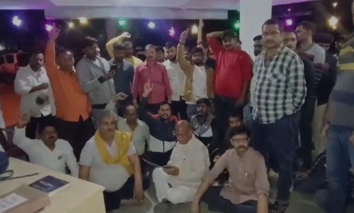 भाजपा नेता को पुलिस ने किया गिरफ्तार, सैकड़ों कार्यकर्ताओं के साथ एनडीए प्रत्याशी सरयू राय बैठे धरने पर 