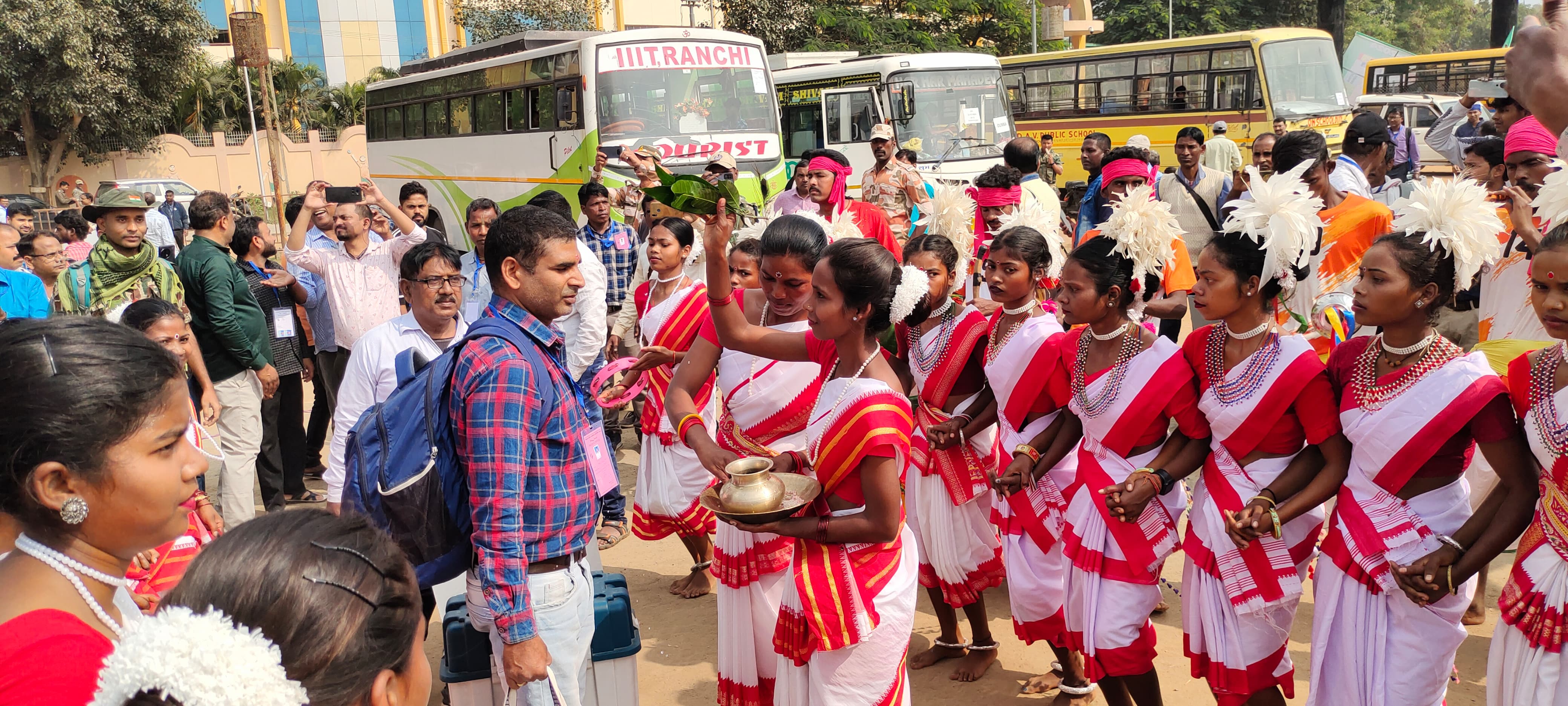पांच विधानसभा क्षेत्रों में मतदान कराने के लिए पोलिंग पार्टियों को आदिवासी परम्परा के साथ किया गया रवाना