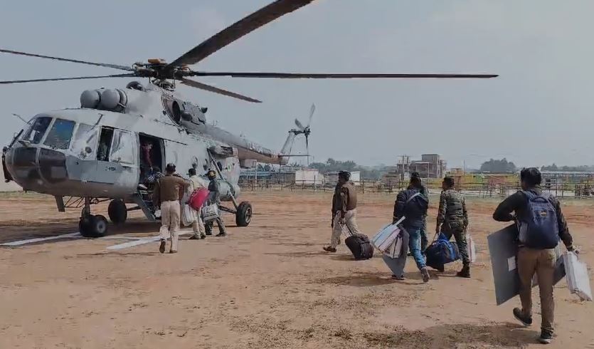 झारखंड विधानसभा चुनाव: गुमला में पहले चरण के चुनाव के लिए मतदान कर्मी रवाना, चुनाव को लेकर लोगों में उत्साह