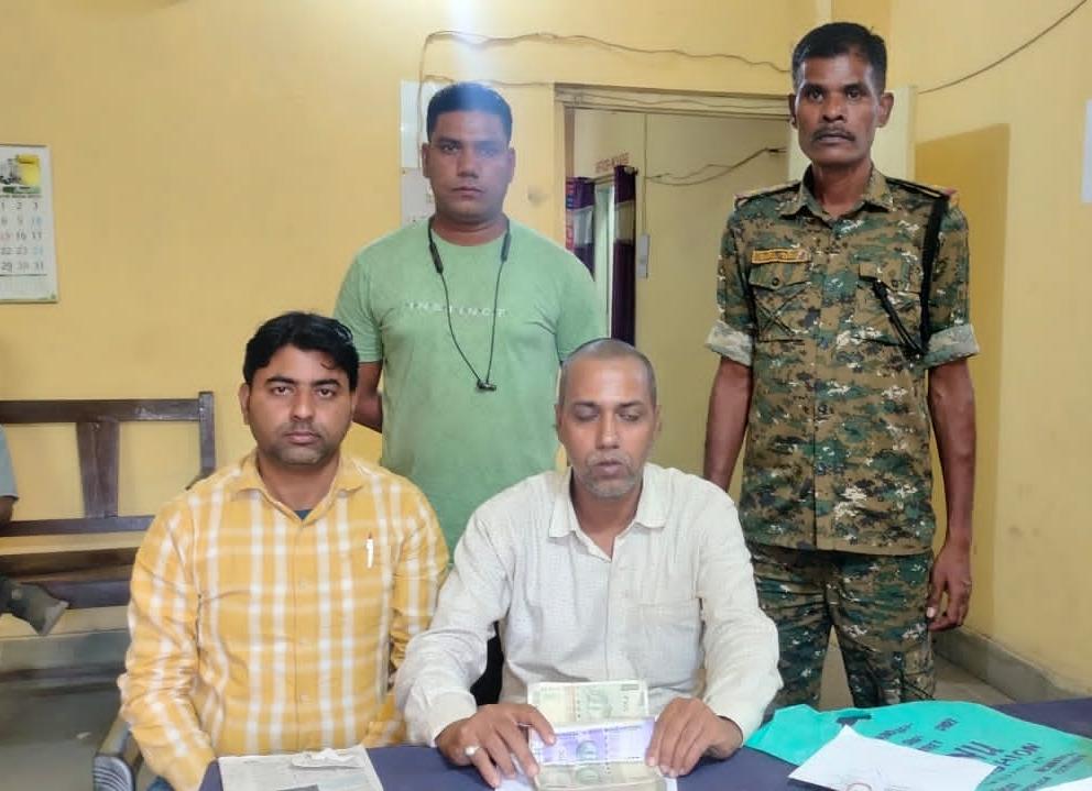 जांच तेज : चिरकुंडा चेक पोस्ट पर बाइक से बरामद हुए 1 लाख 38 हजार रुपए 