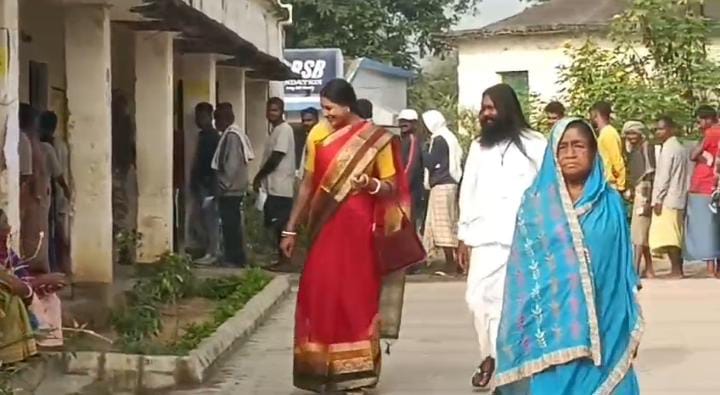 Jharkhand Election:जिलिंगोड़ा में कड़ी सुरक्षा के बीच शुरू हुआ मतदान, भाजपा प्रत्याशी बाबूलाल सोरेन ने किया मतदान