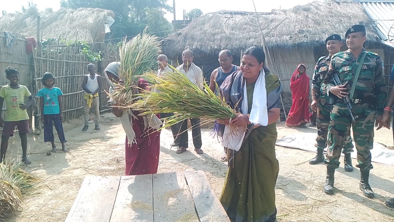 जनसंपर्क के दौरान दिखा कांग्रेस प्रत्याशी दीपिका पांडेय सिंह का अनोखा अंदाज, महिला किसान के साथ किया ये काम
