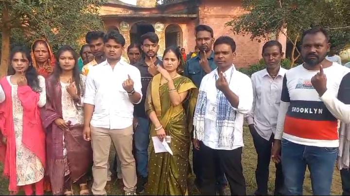 जमशेदपुर: जुगसलाई से आजसू प्रत्याशी रामचंद्र सहिश ने अपने परिवार के साथ किया मतदान,पढ़ें क्या किया दावा