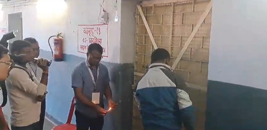 ईवीएम मशीनों को कड़ी सुरक्षा के साथ रखा गया स्ट्रांग रूम में, पार्टी के नेता तंबू लगा कर रहें निगरानी