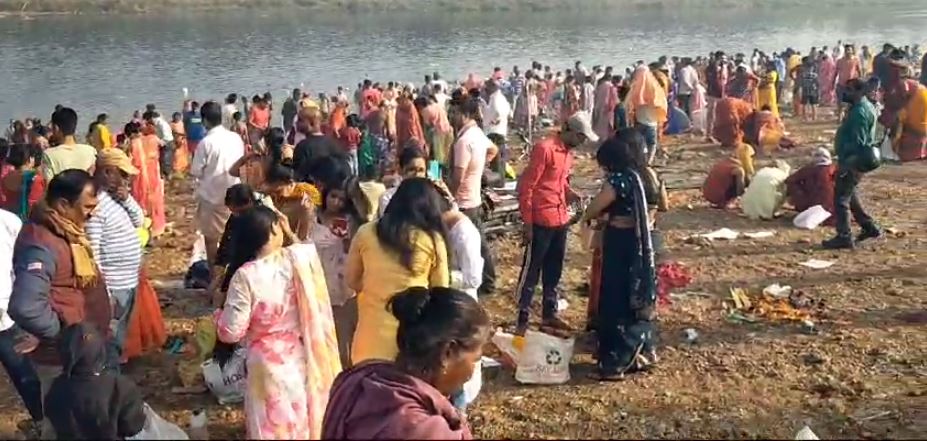 कार्तिक पूर्णिमा पर नदी घाटों में लोगों की उमड़ी भीड़, स्नान करने के बाद श्रद्धालुओं ने किया दान