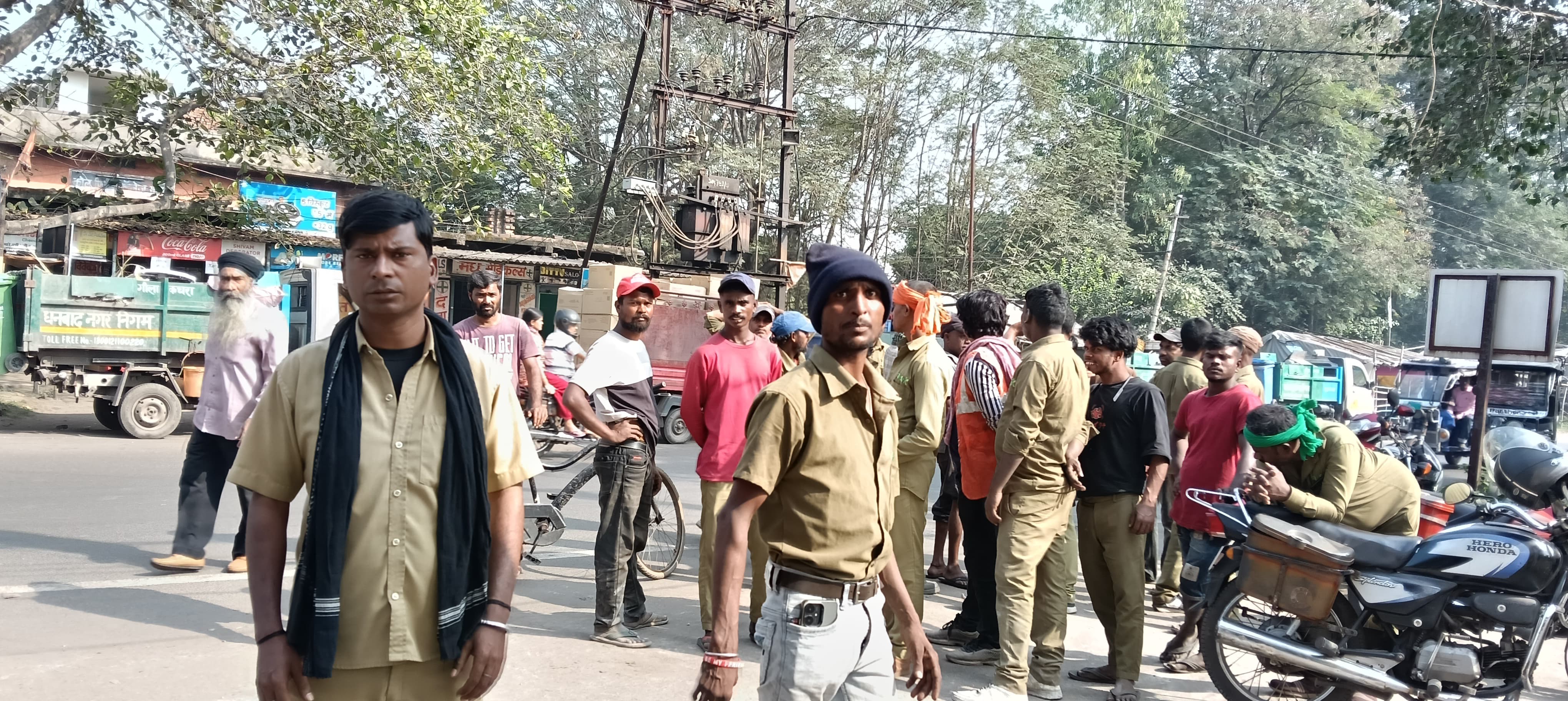 झरिया में कचड़ा गाड़ी अब राजनीतिक दलों के निशाने पर, क्यों है पुलिस सवालों में