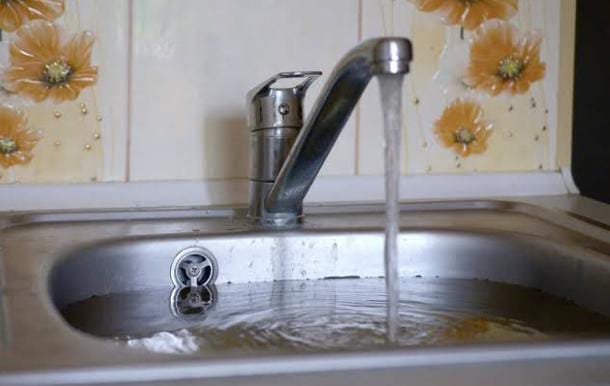 Tips and Tricks:किचन सिंक हो गया है ब्लॉक और मछली जैसी आ रही है दुर्गंध तो डाले ये चीजें, प्लंबर की नहीं पड़ेगी जरूरत