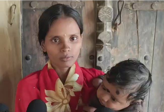 गढ़वा में हाई वोल्टेज ड्रामा, प्रेमी के बच्चे को छाती में चिपकाए अनशन पर बैठी प्रेमिका, जानिए पूरा मामला  