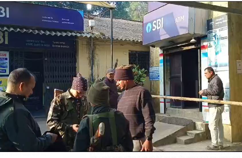 एटीएम मशीन काटकर कर रहे थे पैसों की चोरी, आग लगने से जल कर राख हो गए 12 लाख रूपये, देखिए वीडियो